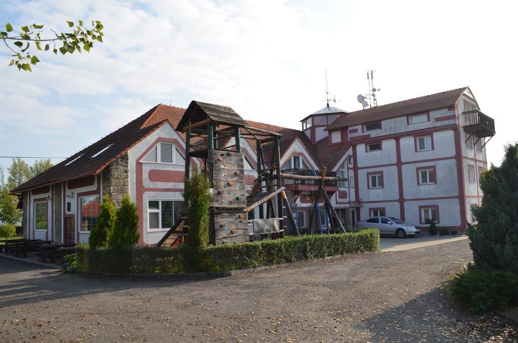 Отель Famozclub Bakov nad Jizerou Экстерьер фото