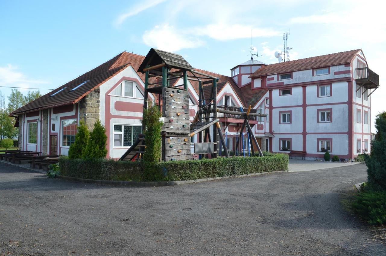 Отель Famozclub Bakov nad Jizerou Экстерьер фото